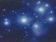 Le bel amas d'étoiles des Pléïades, dans la constellation du Taureau.